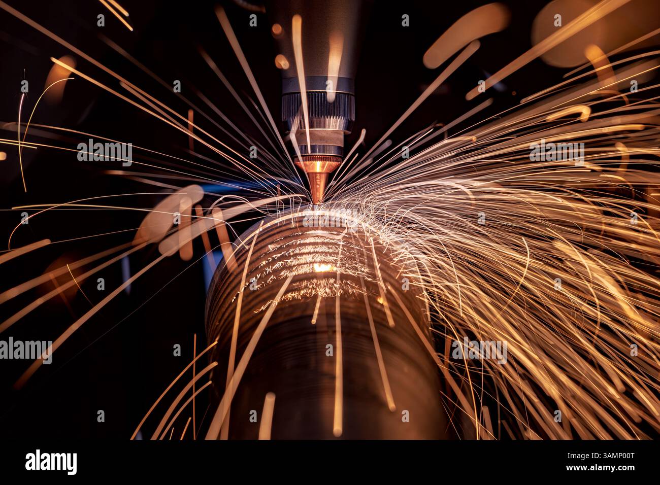 Taglio laser CNC e gas di metalli, moderna tecnologia industriale che rende dettagli industriali. L'ottica laser e il CNC vengono utilizzati per dirigere il materiale o Foto Stock