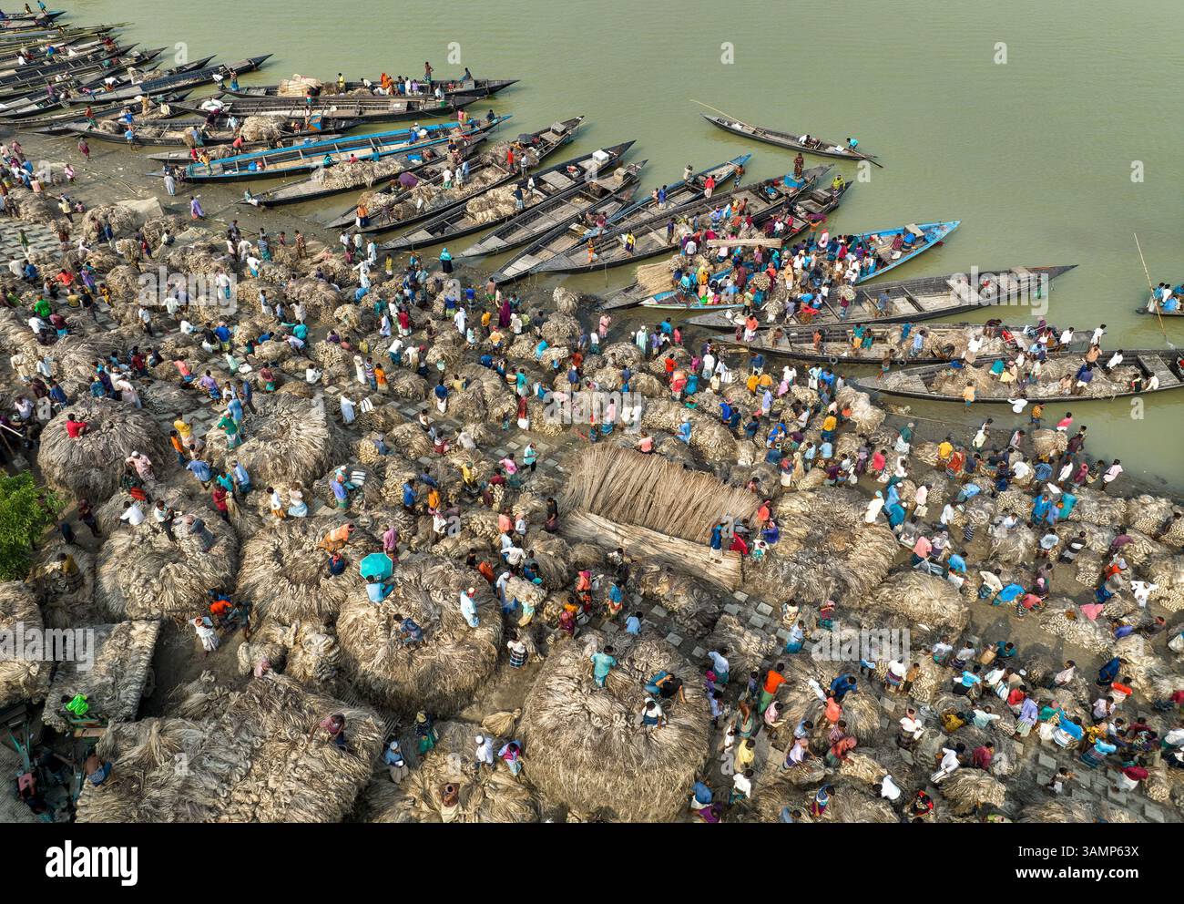 Vista aerea del vivace mercato della iuta grezza con tradizionali barche in legno e vibrante attività della comunità lungo il fiume, Chinadulli, Islampur, Mymensingh Foto Stock