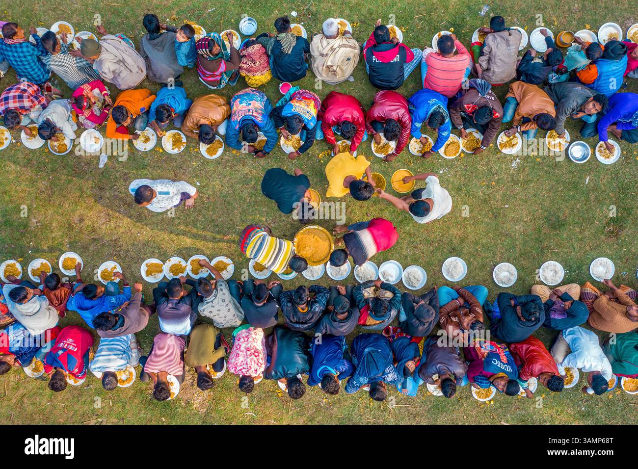 Shibganj, Bangladesh - 19 febbraio 2022: Veduta aerea di una folla vibrante che celebra con offerte di cibo comune durante un evento tradizionale, Saidpur, Foto Stock
