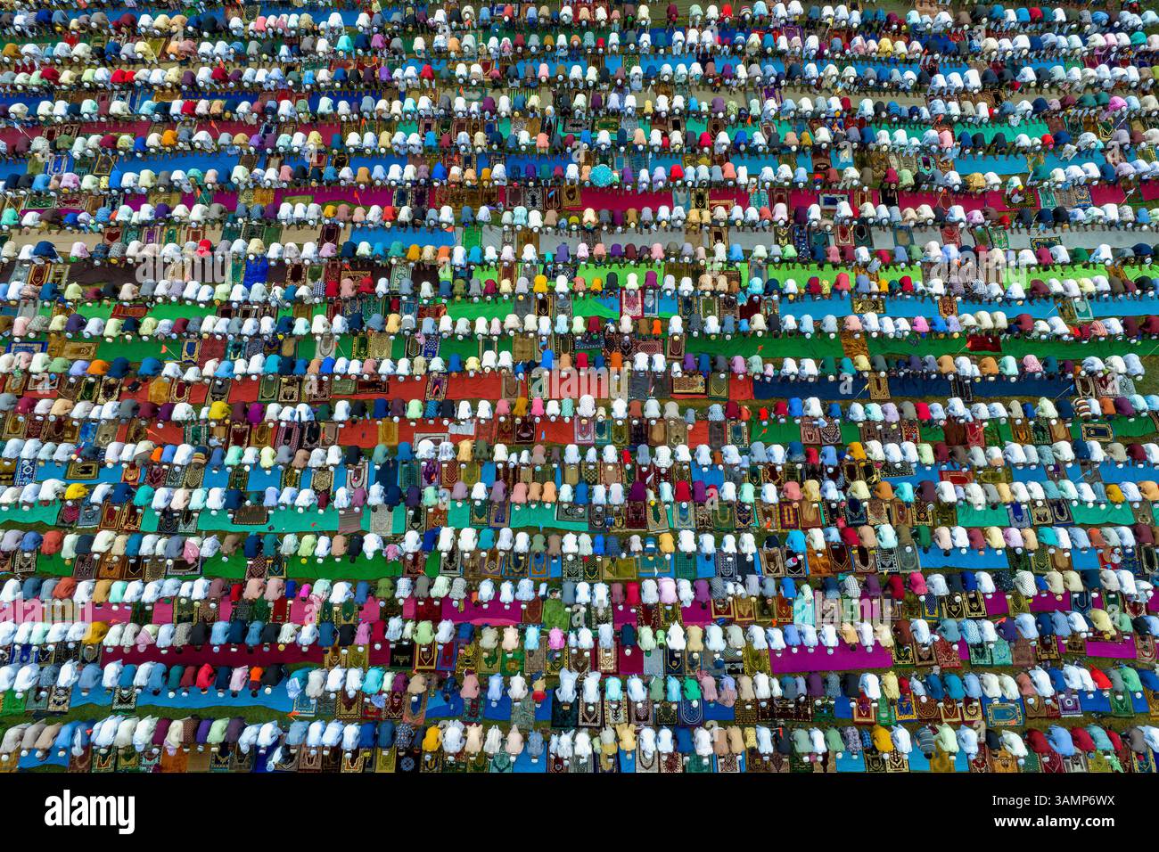 Vista aerea del colorato incontro di preghiera eid con diverse comunità, Mokamtala, Shibganj, Rajshahi, Bangladesh. Foto Stock