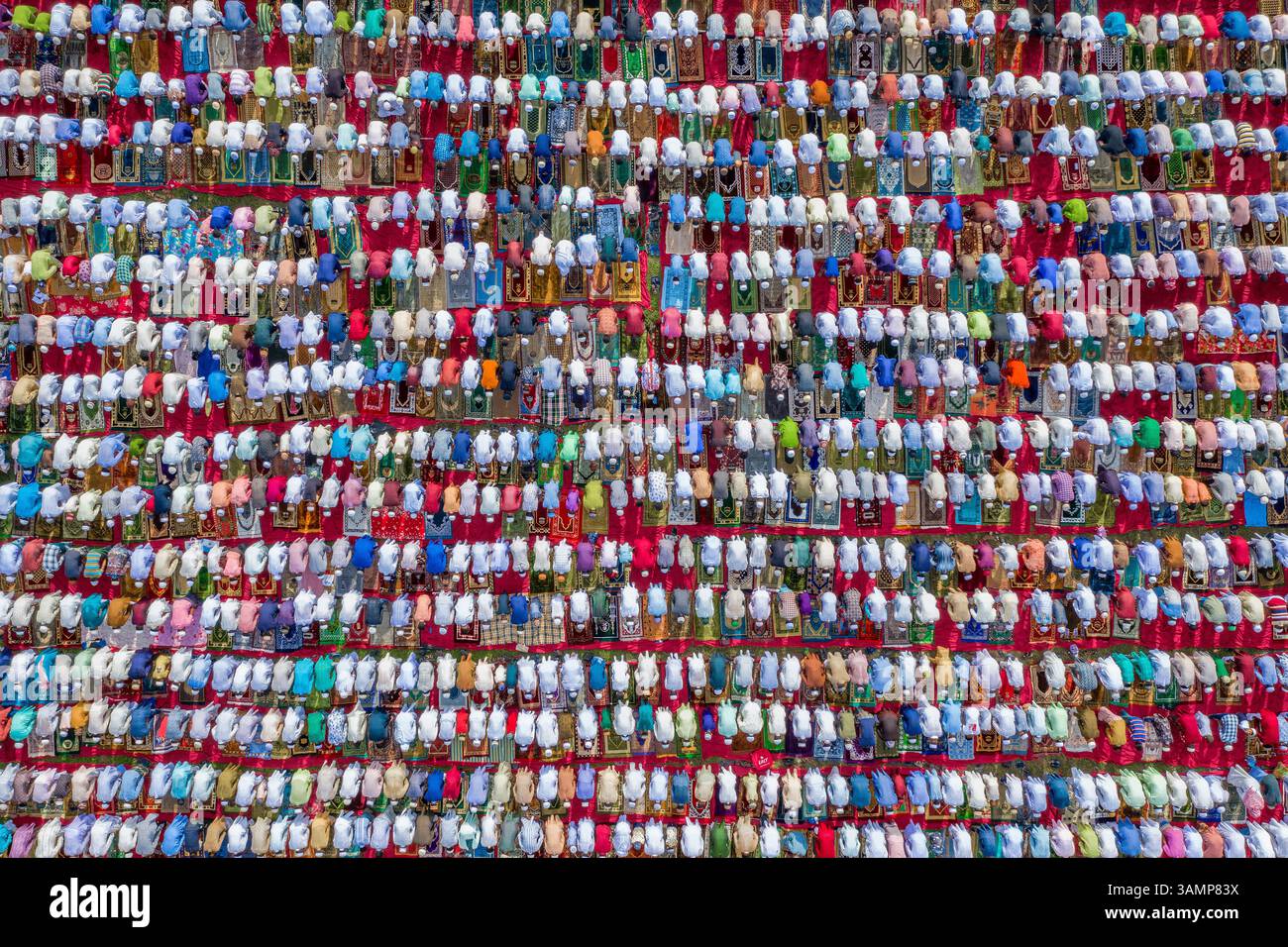Vista aerea del colorato incontro di preghiera eid con comunità diverse e abbigliamento tradizionale, Nishindara, Bogura, Rajshahi, Bangladesh. Foto Stock
