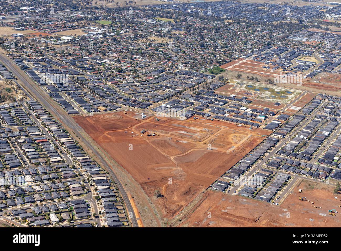 Vista aerea della moderna area residenziale con case e strade in sobborgo, Weir Views, Australia. Foto Stock