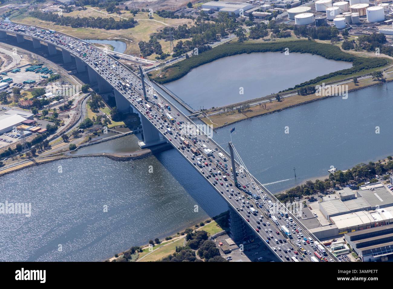 Veduta aerea del paesaggio urbano con il ponte W gate e il fiume con traffico, Port Melbourne, Australia. Foto Stock