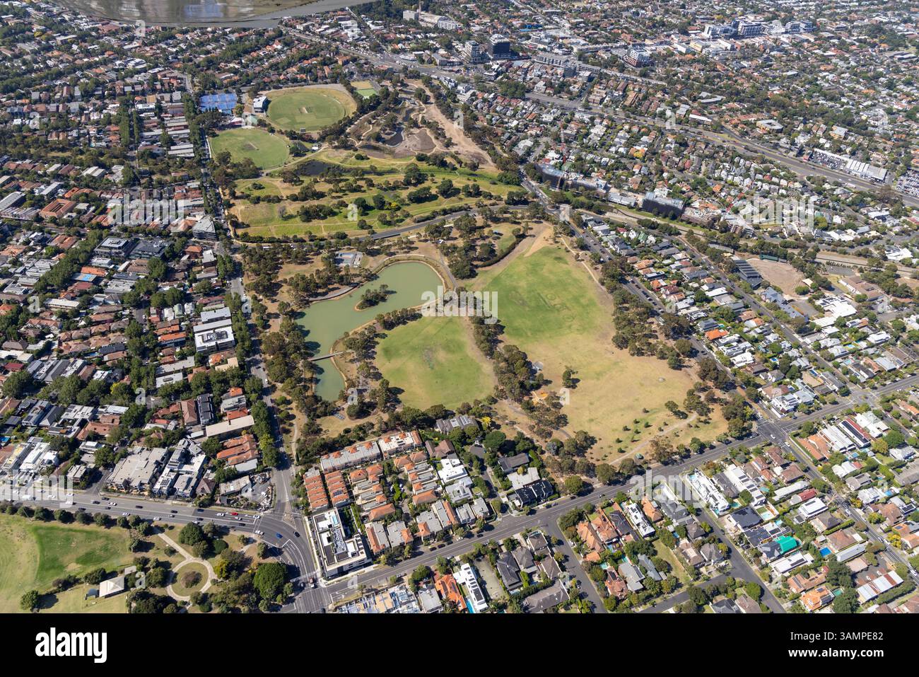 Vista aerea del parco Elsternwick e dell'area residenziale con alberi e stagni, brighton, victoria, australia. Foto Stock
