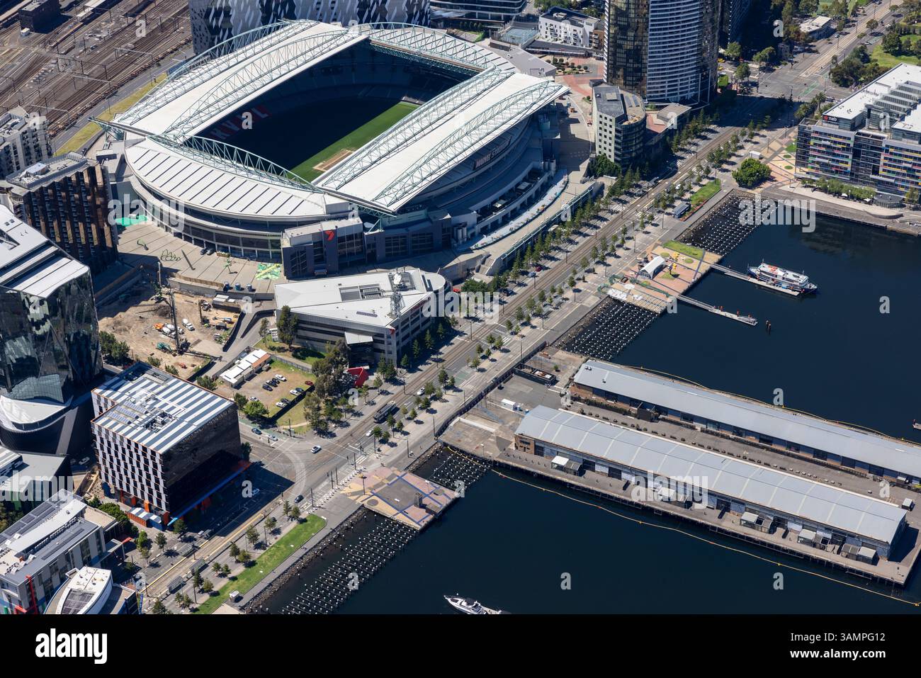 Vista aerea del vivace stadio Marvel e del lungomare con edifici moderni e porto, Docklands, Melbourne, Australia. Foto Stock