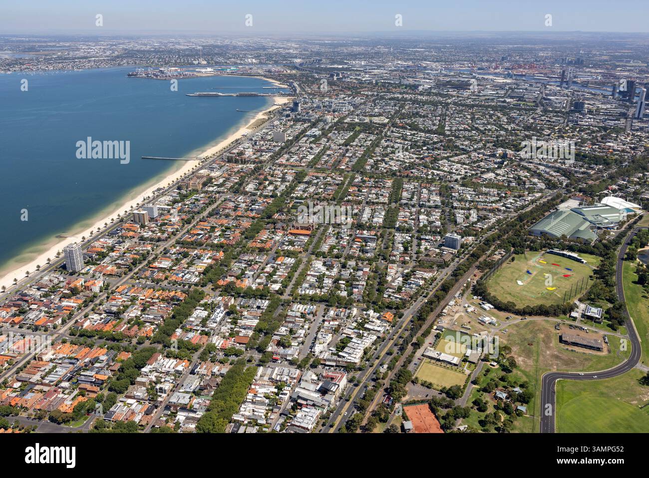 Vista aerea dello splendido Albert Park con paesaggio urbano e costa, Melbourne, Australia. Foto Stock