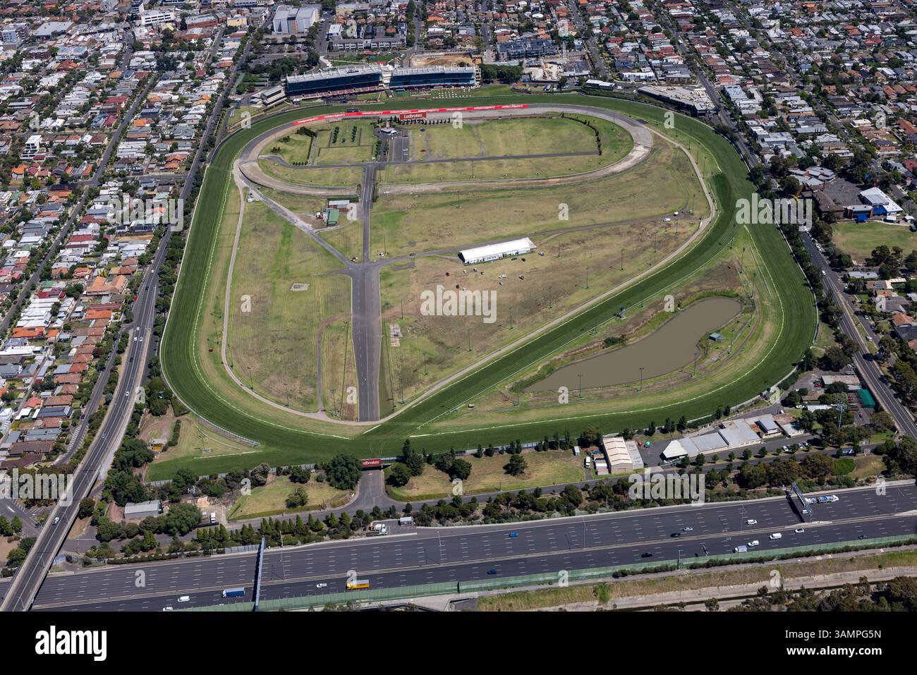 Vista aerea della pista di corse di cavalli circondata da un'area residenziale e da uno spazio verde, Brunswick West, Australia. Foto Stock