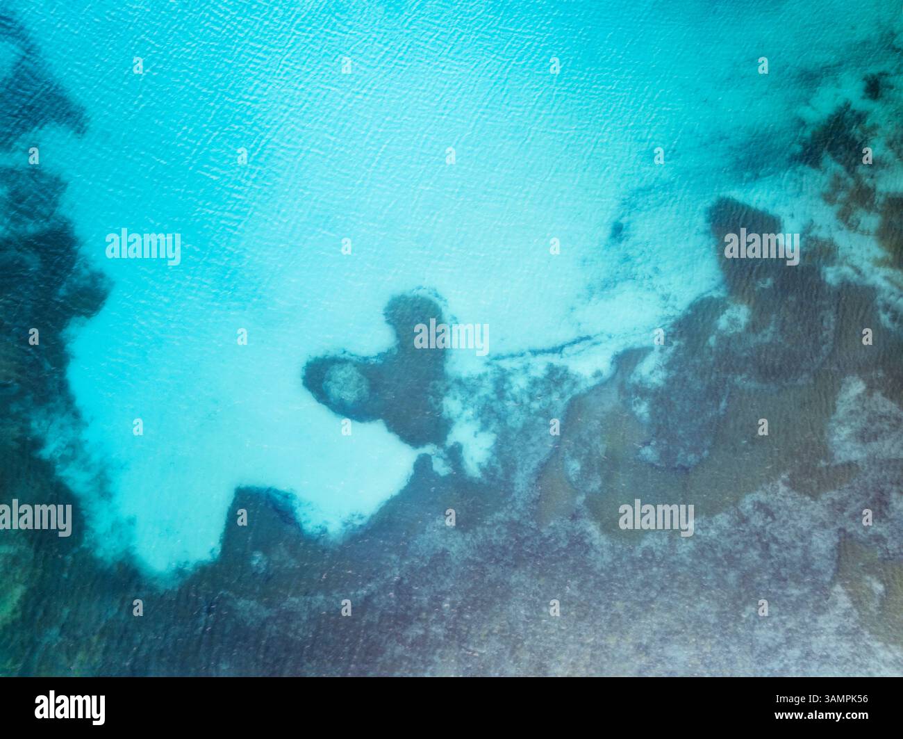 Vista aerea dello splendido oceano blu con barriera corallina, Sellicks Hill, Australia meridionale, Australia. Foto Stock