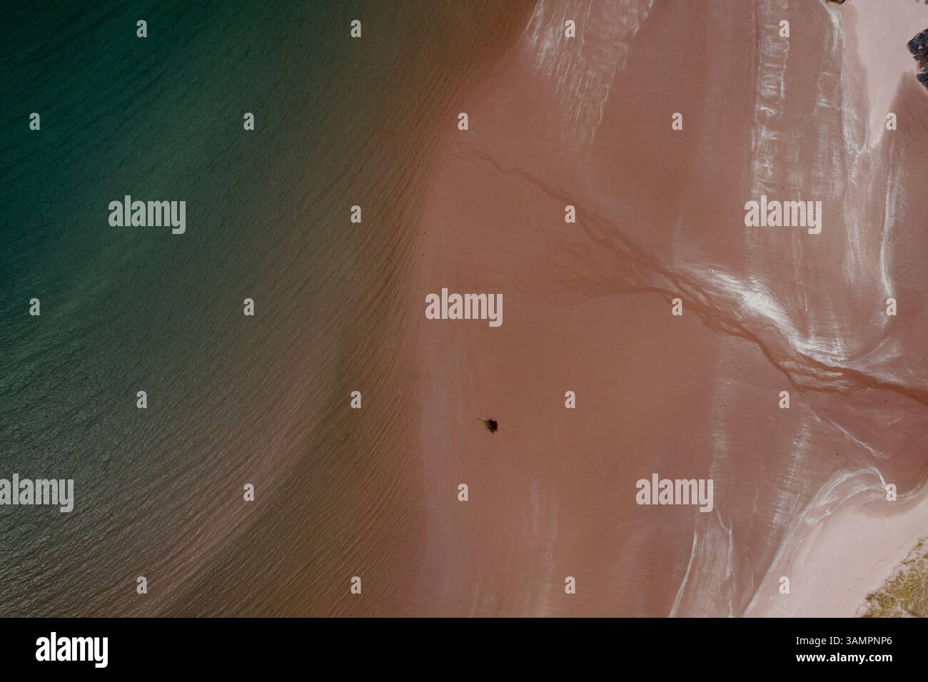 Vista aerea della splendida spiaggia di Gruinard con mare turchese e spiaggia sabbiosa, Achnasheen, Scozia, Regno Unito. Foto Stock