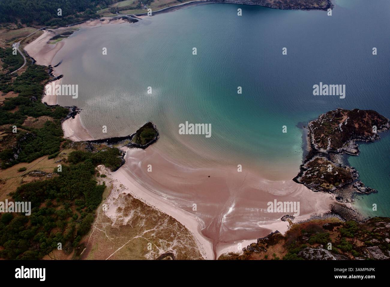 Vista aerea della splendida spiaggia di Gruinard con una tranquilla costa sabbiosa e un terreno accidentato, Achnasheen, Scozia, Regno Unito. Foto Stock