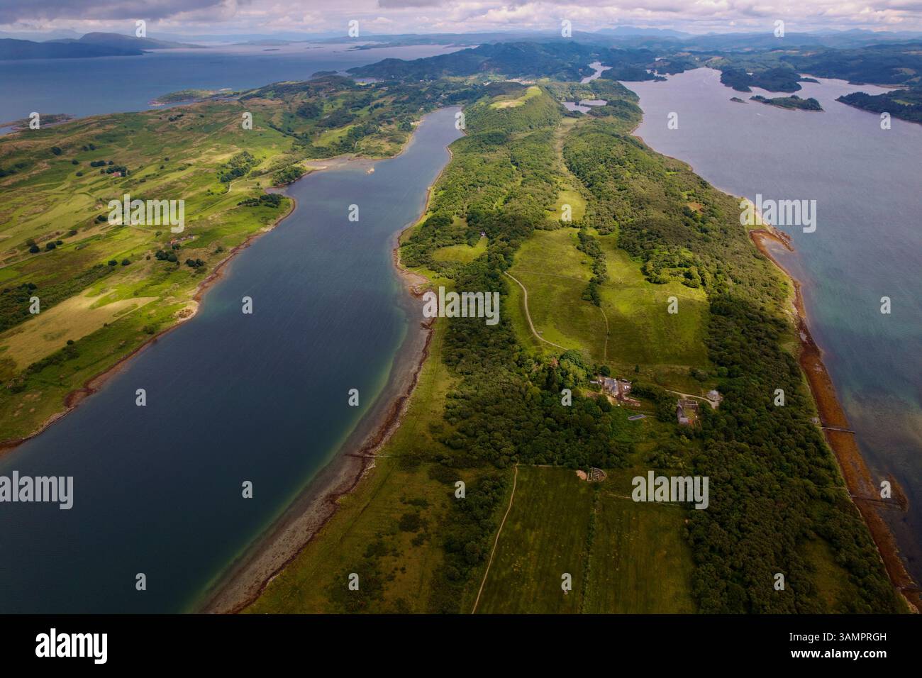 Vista aerea della tranquilla costa occidentale della penisola di Taynish, Lochgilphead, Regno Unito. Foto Stock
