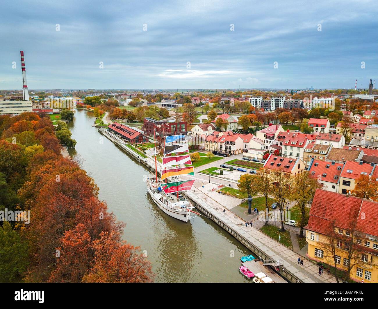 Vista aerea del veliero Meridianas nel fiume Danė a Klaipėda, Lituania. Bandiere dei paesi baltici sulle navi. Lituania, Lettonia, Estonia Foto Stock