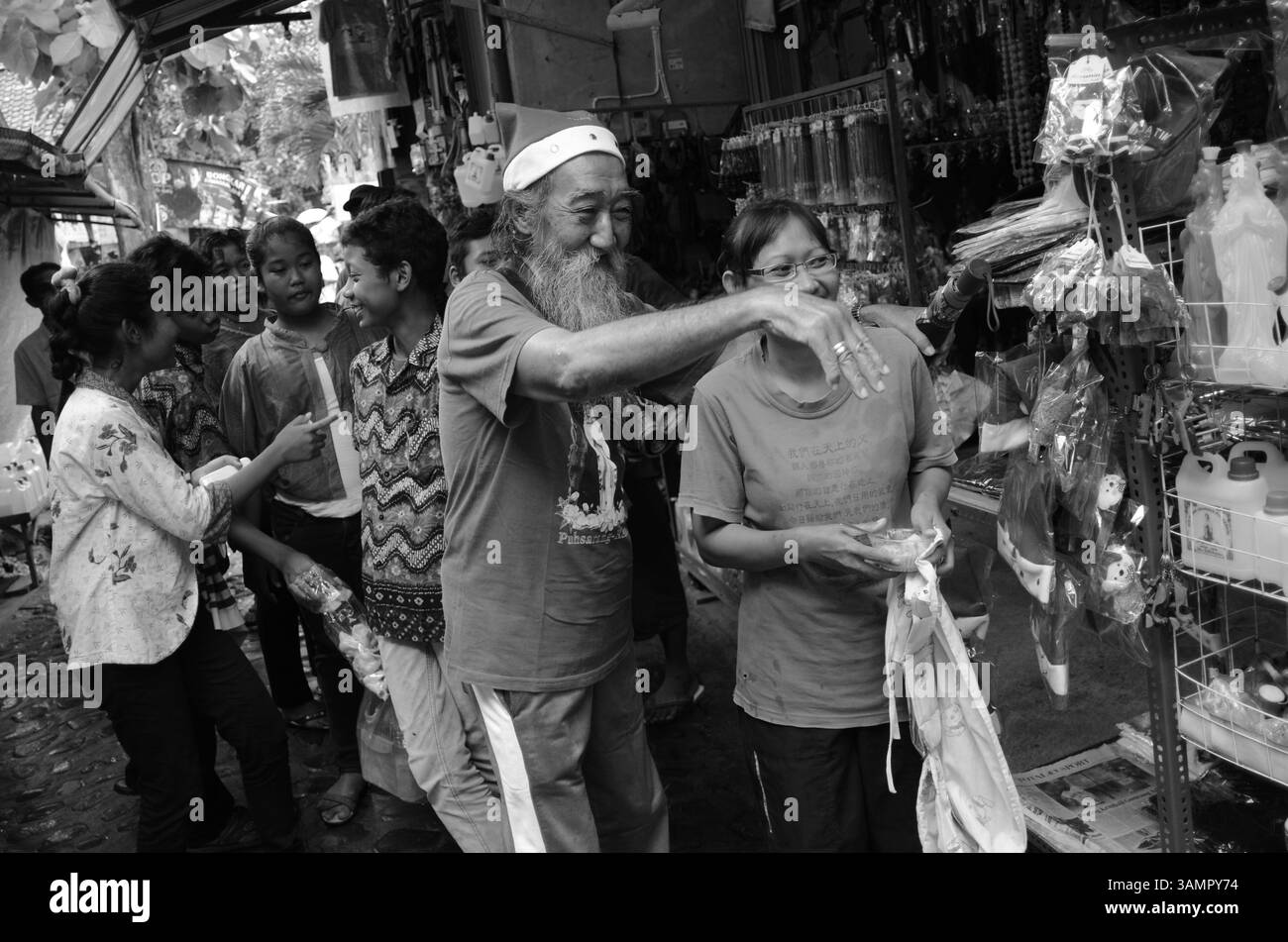 25 dicembre 2013 - Kediri, Indonesia - Christianus con un certo numero di residenti durante la celebrazione del Natale nella chiesa di Puh Sarang. Sono passati quasi sette anni, Christianus Hendriyanto Hendrajaya, alias Hian ONG Liang (73), teneva le ceneri di sua moglie Josphine Lisa Widiawati conservate nel complesso funerario di vescovi e sacerdoti nella chiesa di Puh Sarang, Kediri, Giava orientale, Indonesia. Era solito chiamare sua moglie Poppy, morta di cancro alle ovaie il 19 ottobre 2007. Prima di morire, Poppy ha chiesto che le ceneri siano conservate nella chiesa di Puh Sarang, e ha chiesto al signor Chris di tenerle. Il signor Chrish dorme nella tomba Foto Stock