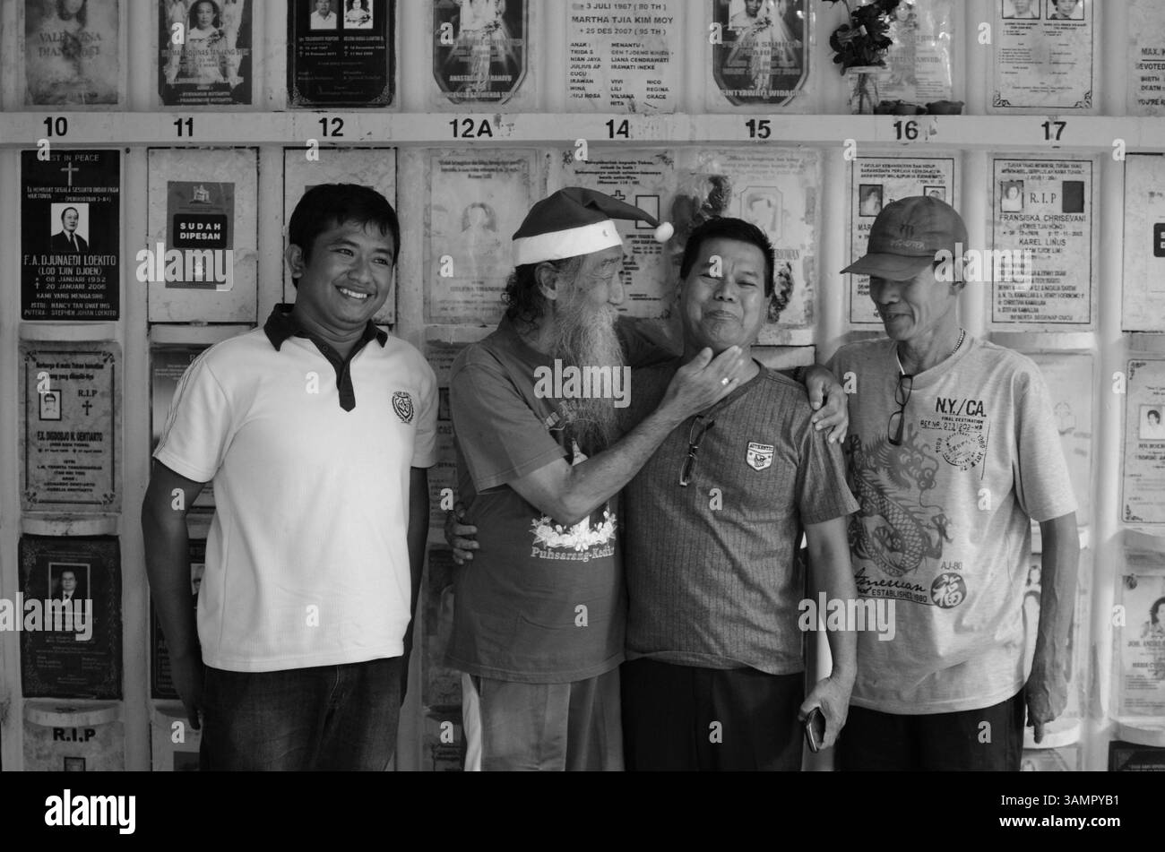 25 dicembre 2013 - Kediri, Indonesia - Christianus nella foto con un certo numero di persone davanti alle ceneri dei contenitori nella chiesa di Puh Sarang. Sono passati quasi sette anni, Christianus Hendriyanto Hendrajaya, alias Hian ONG Liang (73), teneva le ceneri di sua moglie Josphine Lisa Widiawati conservate nel complesso funerario di vescovi e sacerdoti nella chiesa di Puh Sarang, Kediri, Giava orientale, Indonesia. Era solito chiamare sua moglie Poppy, morta di cancro alle ovaie il 19 ottobre 2007. Prima di morire, Poppy ha chiesto che le ceneri siano conservate nella chiesa di Puh Sarang, e ha chiesto al signor Chris di tenerle. Il signor Chrish dorme nella tomba co Foto Stock