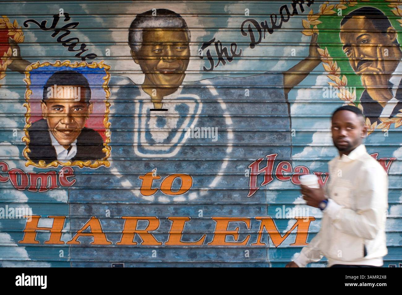 28 settembre 2009 - New York, New York, Stati Uniti - Graffiti Obama e Martin Luther King dipinsero all'ombra di una struttura di Harlem. Oggi Harlem sta attraversando una nuova rinascita, trasformandosi con la riabilitazione e la costruzione di abitazioni, diventando un quartiere sicuro e attraente, con nuovi residenti, aziende e centri educativi e culturali. I principali musei si trovano in questa parte della città, tra cui il Museo della città di New York, El Museo del Barrio, lo Studio Museum di Harlem e il Morris-Jumel Mansion Museum. Sono anche famose chiese battiste in cui si tengono ogni Foto Stock