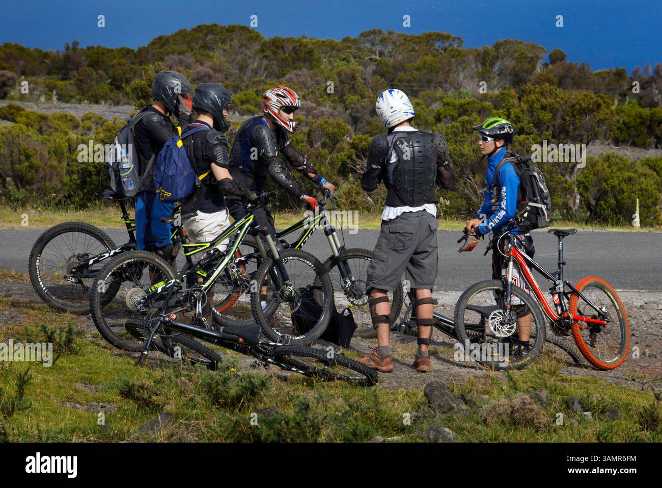 17 aprile 2013 - Reunion Island, Francia - Downhill in mountain bike tra le montagne e il monte Mafate Maido. Reunion è un'isola francese con una popolazione di circa 840.974 abitanti e si trova nell'Oceano Indiano, ad est del Madagascar. (Immagine di credito: © Sergi Reboredo/ZUMA Wire/ZUMAPRESS.com) Foto Stock