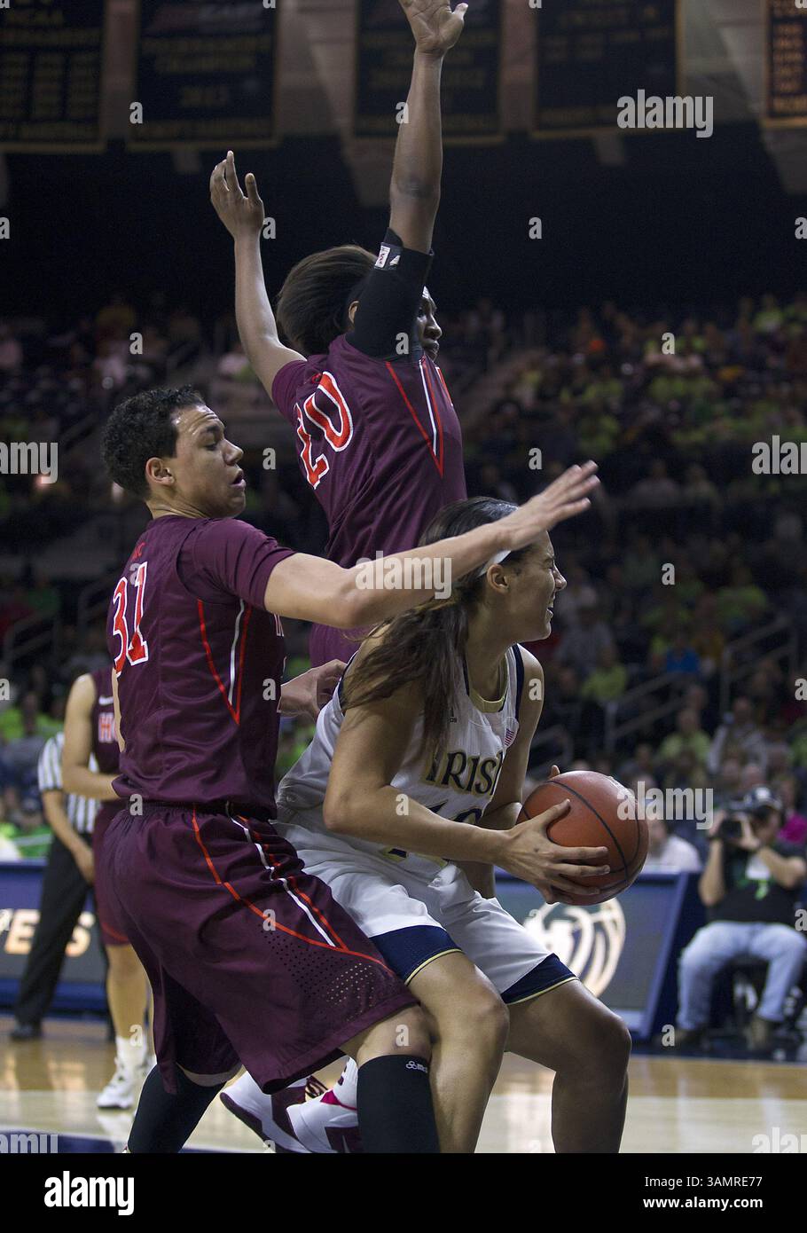 30 gennaio 2014 - South Bend, Indiana, Stati Uniti d'America - 30 gennaio 2014: L'attaccante di Notre Dame Taya Reimer (12) va in scena mentre i giocatori della Virginia Tech difendono durante la partita di pallacanestro NCAA tra i Notre Dame Fighting Irish e i Virginia Tech Hokies al Purcell Pavilion al Joyce Center di South Bend, Indiana. Notre Dame ha sconfitto Virginia Tech 74-48.(Credit Image: © John Mersits/Cal Sport Media/ZUMAPRESS.com) Foto Stock
