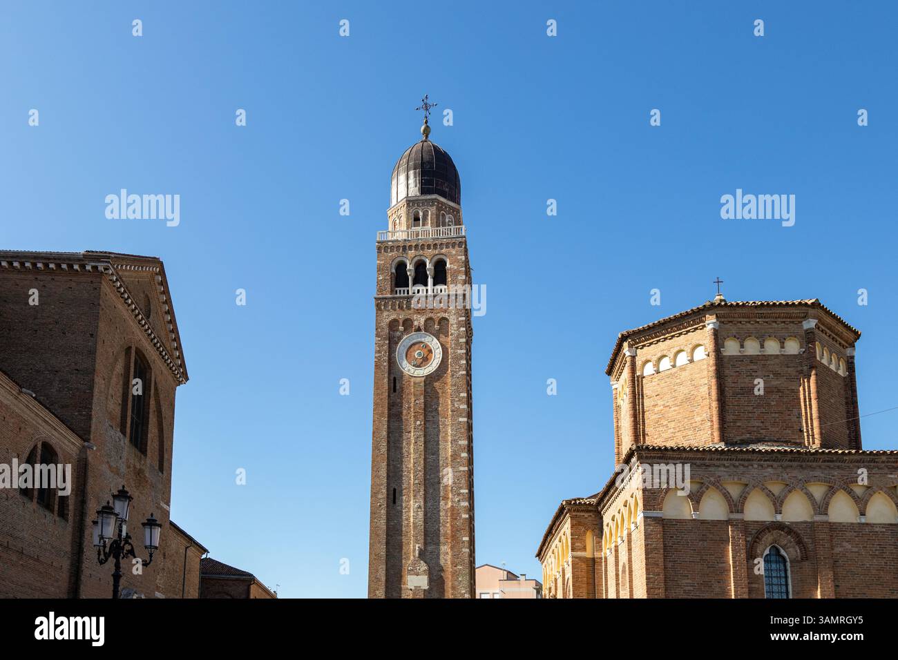 Campanile della Cattedrale di Santa Maria Assunta nel centro storico di Chioggia, Veneto, Italia Foto Stock
