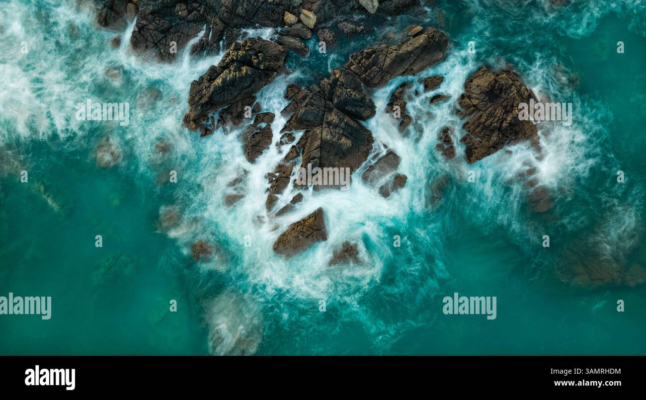 Una serie di immagini per dare un effetto di lunga esposizione delle onde che si infrangono sulle rocce sulla costa di Coverack Foto Stock