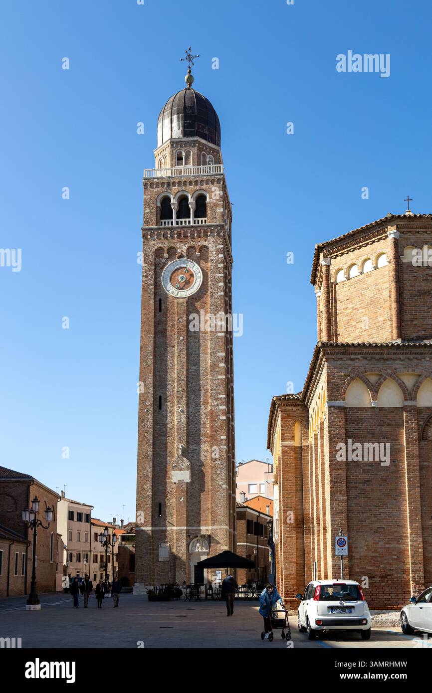 Chioggia, Italia - 3 marzo 2025: Campanile della Cattedrale di Santa Maria Assunta nel centro storico Foto Stock