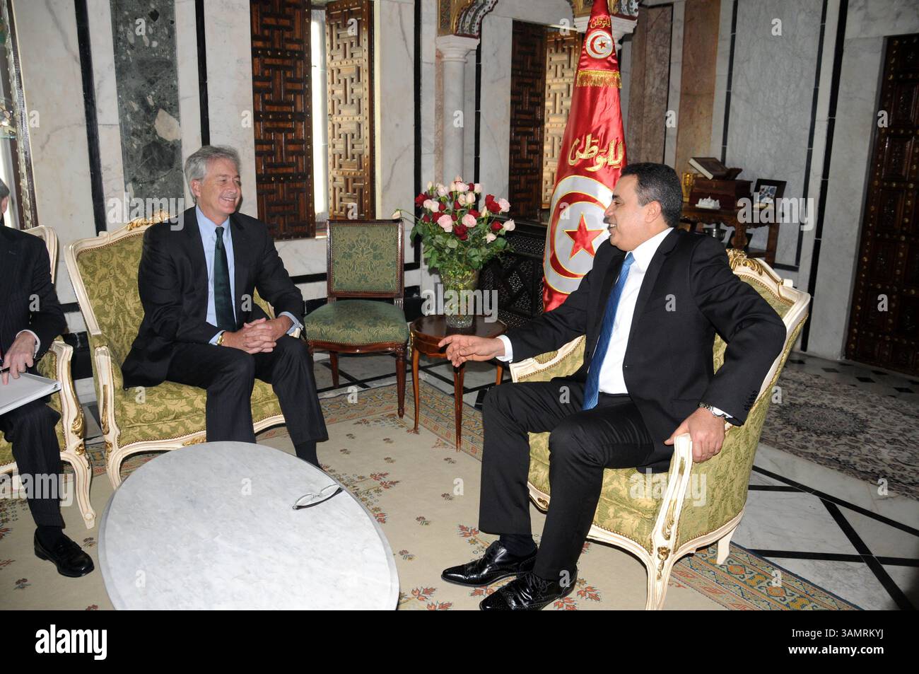 1 febbraio 2014 - Cartagine, Tunisi, Tunisia - il nuovo primo ministro Mehdi Jomaa(R) riunito sabato 1 febbraio 2014, il Segretario di Stato aggiunto degli Stati Uniti, incaricato degli affari politici, William Burns, presso la sede del primo Ministro a El Kasbah. (Immagine di credito: © Chokri Mahjoub/ZUMAPRESS.com) Foto Stock