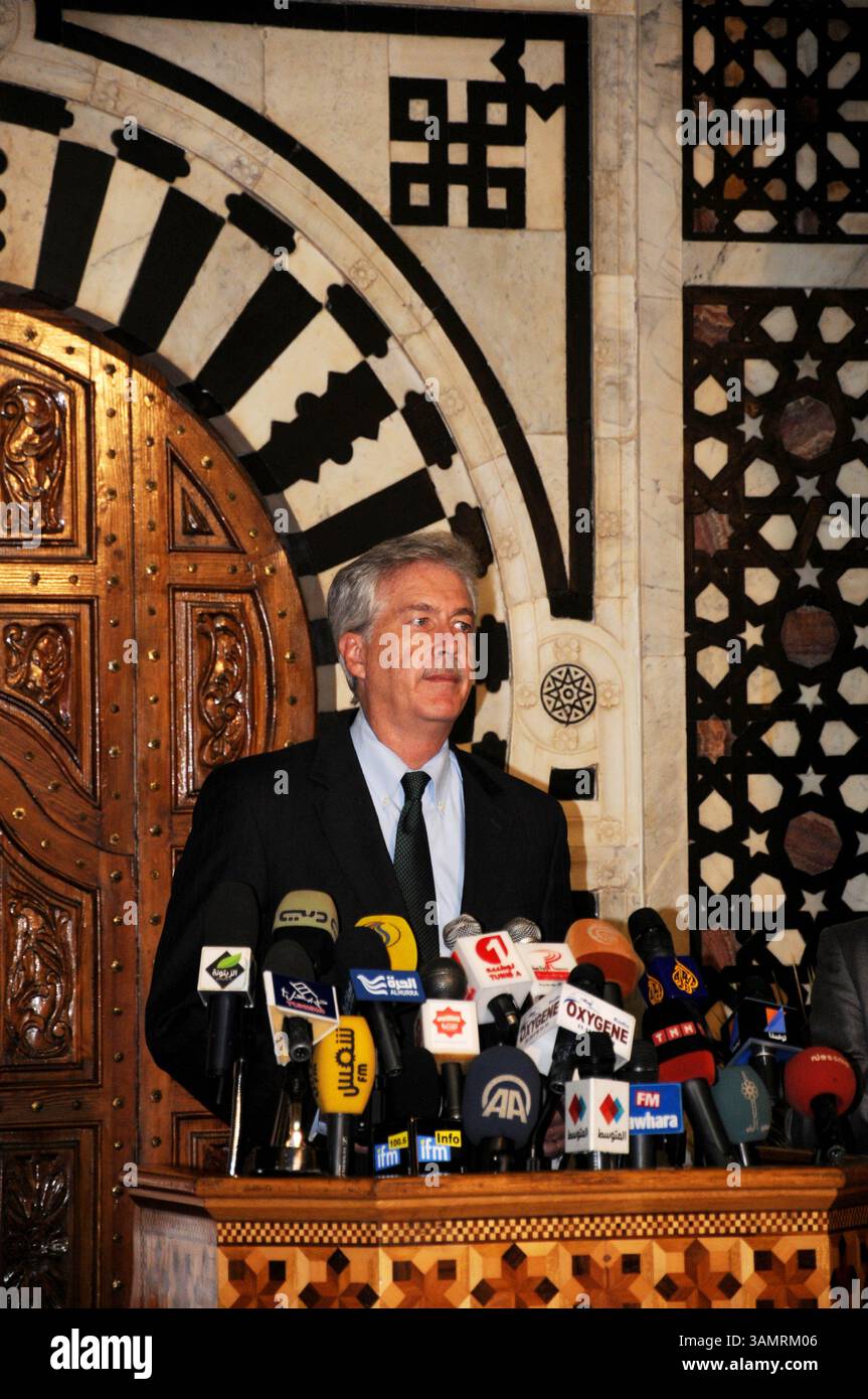 1 feb. 2014 - Cartagine, Tunisi, Tunisia - comunicato stampa di William Burns Assistente Segretario di Stato degli Stati Uniti..il nuovo primo ministro Mehdi Jomaa riunito sabato 1 febbraio 2014, Assistente Segretario di Stato degli Stati Uniti, responsabile degli affari politici, William Burns, presso la sede del primo Ministro a El Kasbah. (Immagine di credito: © Chokri Mahjoub/ZUMAPRESS.com) Foto Stock