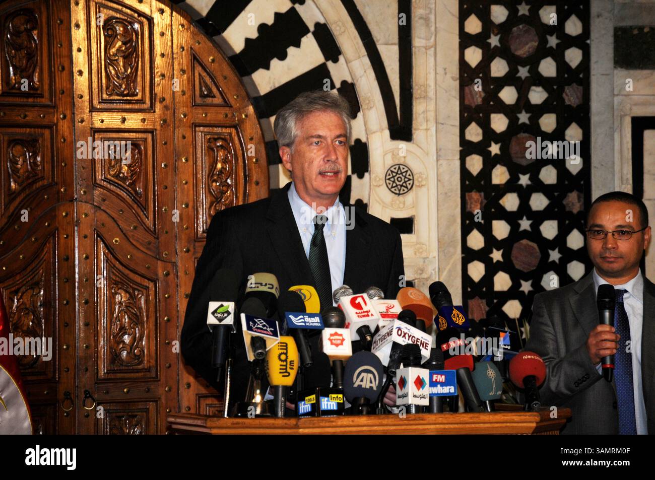 1 feb. 2014 - Cartagine, Tunisi, Tunisia - comunicato stampa di William Burns Assistente Segretario di Stato degli Stati Uniti..il nuovo primo ministro Mehdi Jomaa riunito sabato 1 febbraio 2014, Assistente Segretario di Stato degli Stati Uniti, responsabile degli affari politici, William Burns, presso la sede del primo Ministro a El Kasbah. (Immagine di credito: © Chokri Mahjoub/ZUMAPRESS.com) Foto Stock