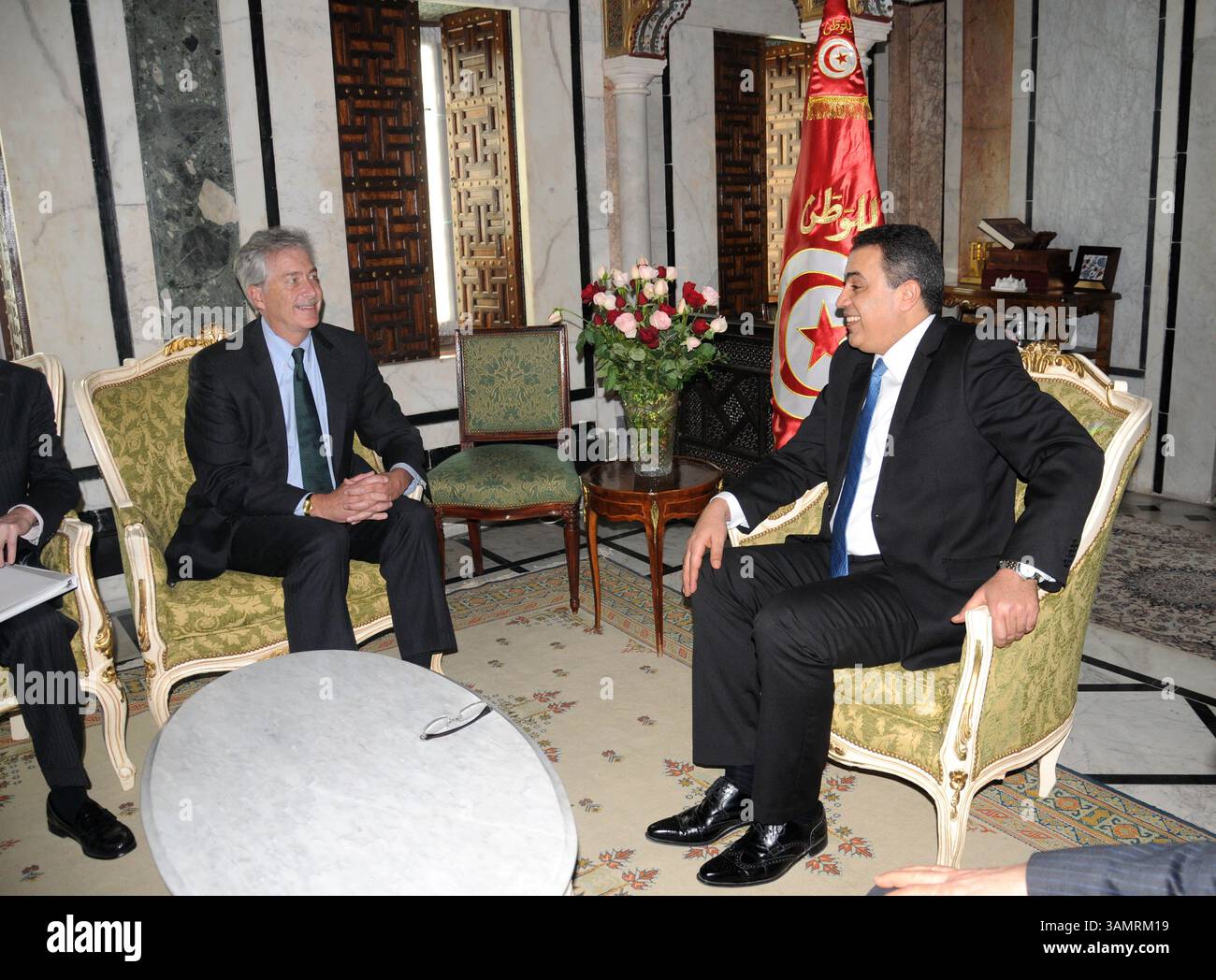 1 febbraio 2014 - Cartagine, Tunisi, Tunisia - il nuovo primo ministro Mehdi Jomaa(R) riunito sabato 1 febbraio 2014, il Segretario di Stato aggiunto degli Stati Uniti, incaricato degli affari politici, William Burns, presso la sede del primo Ministro a El Kasbah. (Immagine di credito: © Chokri Mahjoub/ZUMAPRESS.com) Foto Stock