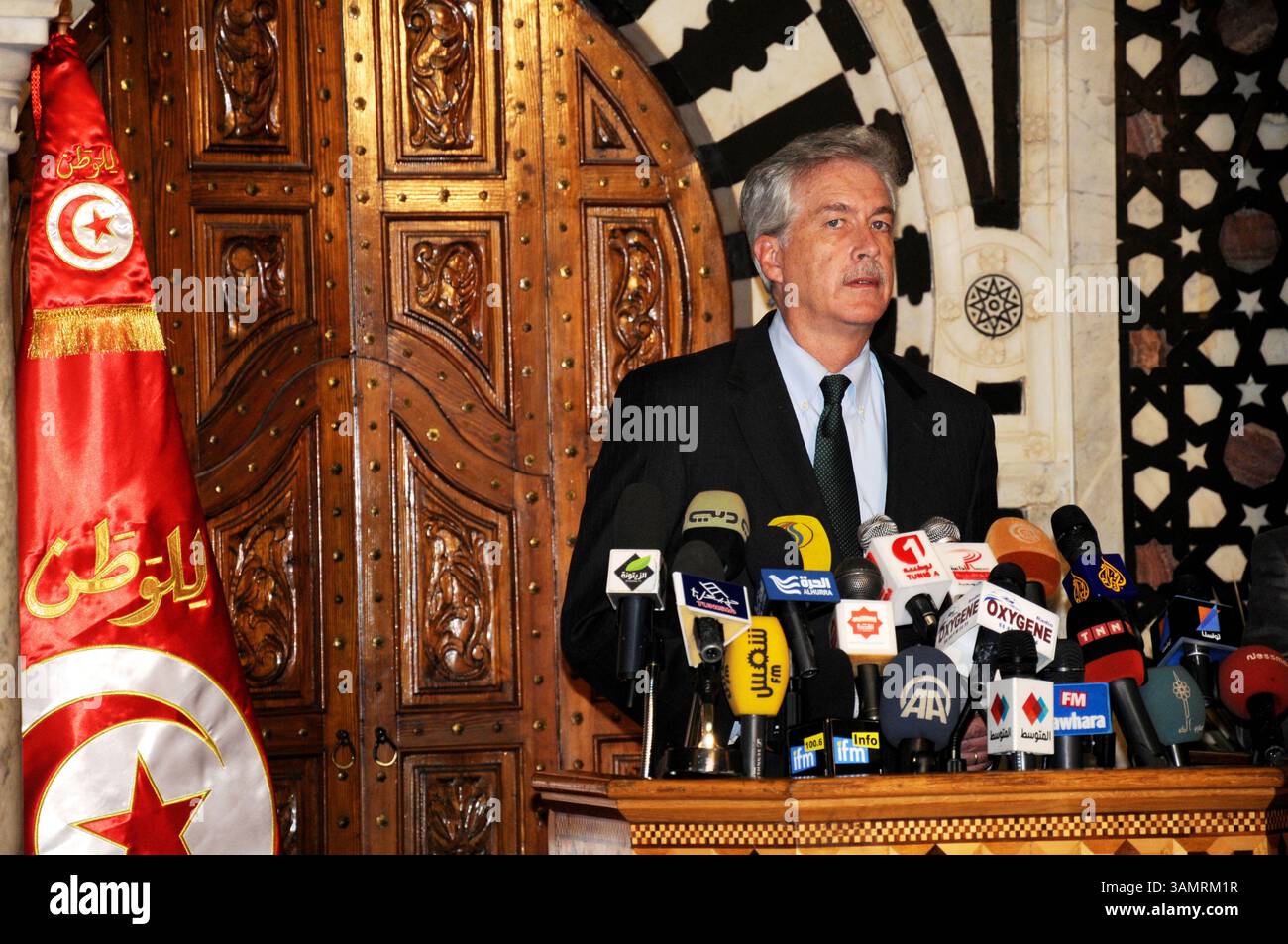 1 feb. 2014 - Cartagine, Tunisi, Tunisia - comunicato stampa di William Burns Assistente Segretario di Stato degli Stati Uniti..il nuovo primo ministro Mehdi Jomaa riunito sabato 1 febbraio 2014, Assistente Segretario di Stato degli Stati Uniti, responsabile degli affari politici, William Burns, presso la sede del primo Ministro a El Kasbah. (Immagine di credito: © Chokri Mahjoub/ZUMAPRESS.com) Foto Stock