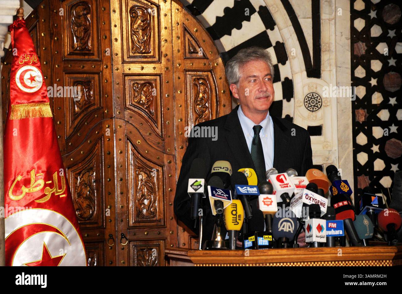 1 feb. 2014 - Cartagine, Tunisi, Tunisia - comunicato stampa di William Burns Assistente Segretario di Stato degli Stati Uniti..il nuovo primo ministro Mehdi Jomaa riunito sabato 1 febbraio 2014, Assistente Segretario di Stato degli Stati Uniti, responsabile degli affari politici, William Burns, presso la sede del primo Ministro a El Kasbah. (Immagine di credito: © Chokri Mahjoub/ZUMAPRESS.com) Foto Stock