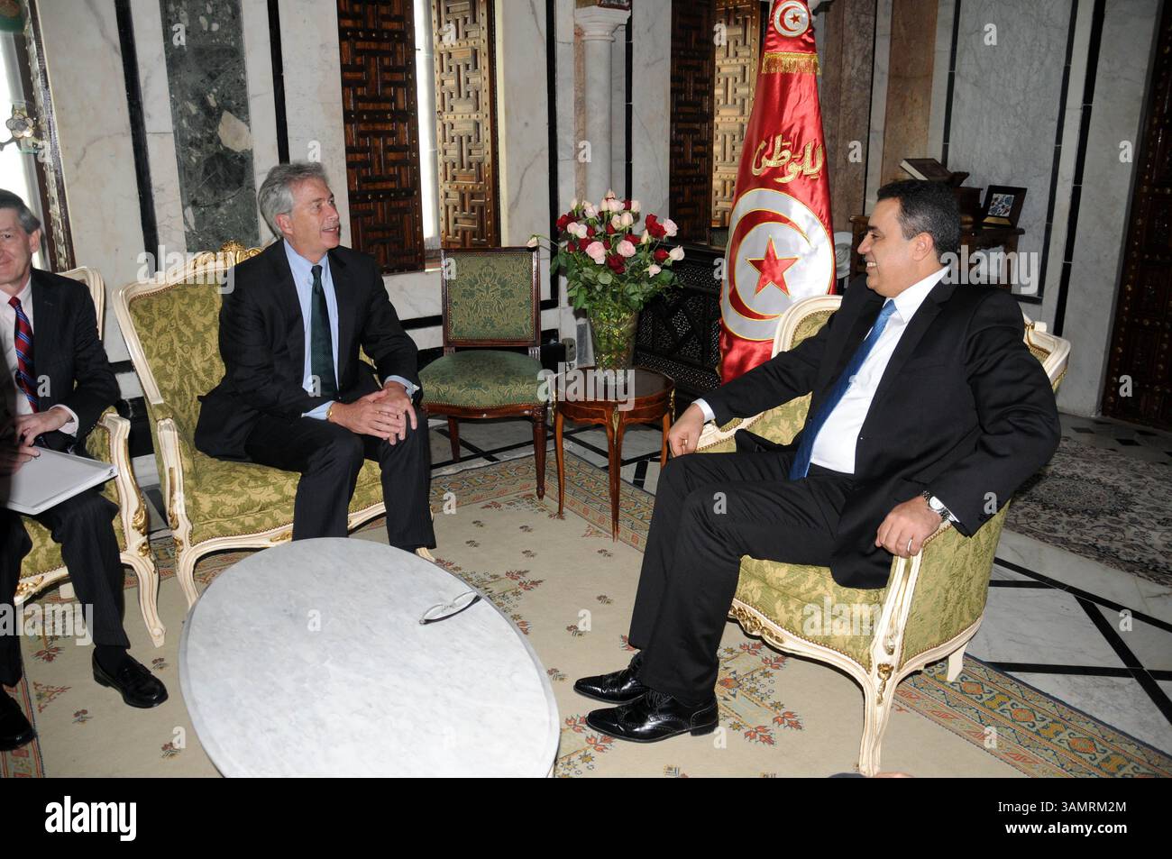 1 febbraio 2014 - Cartagine, Tunisi, Tunisia - il nuovo primo ministro Mehdi Jomaa(R) riunito sabato 1 febbraio 2014, il Segretario di Stato aggiunto degli Stati Uniti, incaricato degli affari politici, William Burns, presso la sede del primo Ministro a El Kasbah. (Immagine di credito: © Chokri Mahjoub/ZUMAPRESS.com) Foto Stock