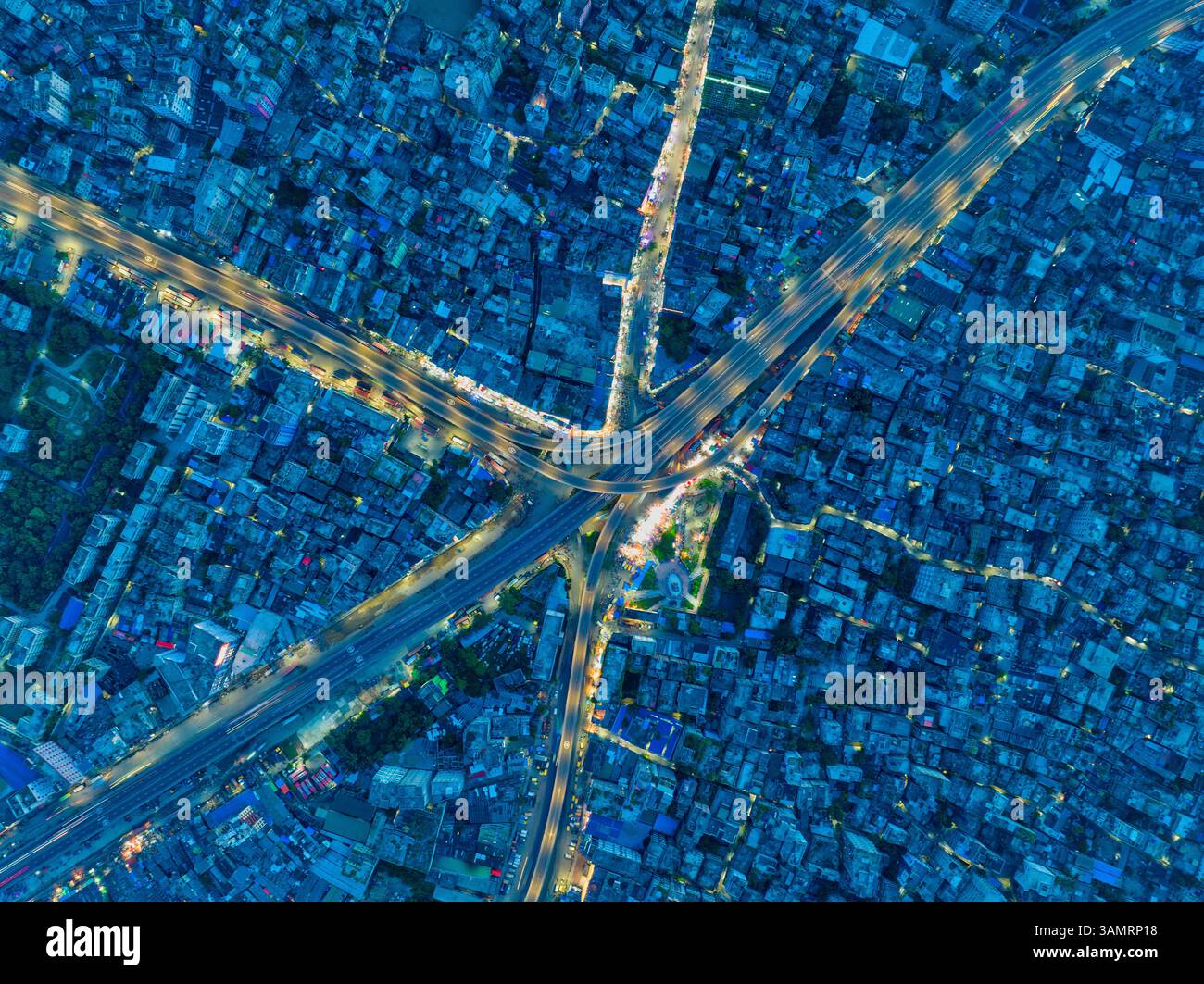 Vista aerea della strada di svincolo del Jatrabari Gulistan Flyover di notte nel quartiere Jatrabari Thana nella città di Dacca, Bangladesh. Foto Stock
