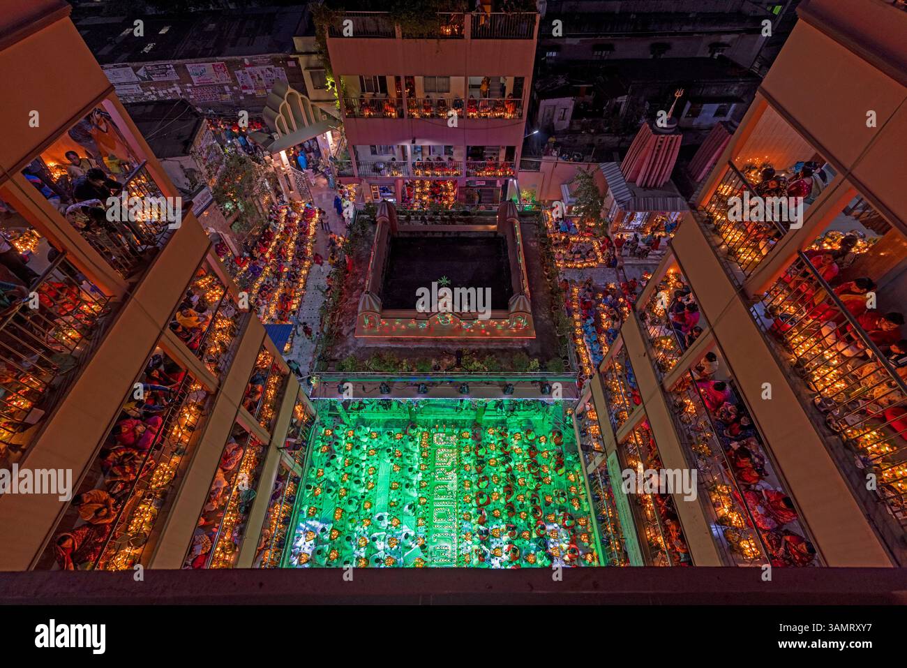 Veduta aerea della gente al festival Rakher Upobash e al tempio Shri Shri Lokenath Brahmachari Ashram. Foto Stock Veduta aerea della gente al festival Rakher Upobash e al tempio Shri Shri Lokenath Brahmachari Ashram. Foto Stock