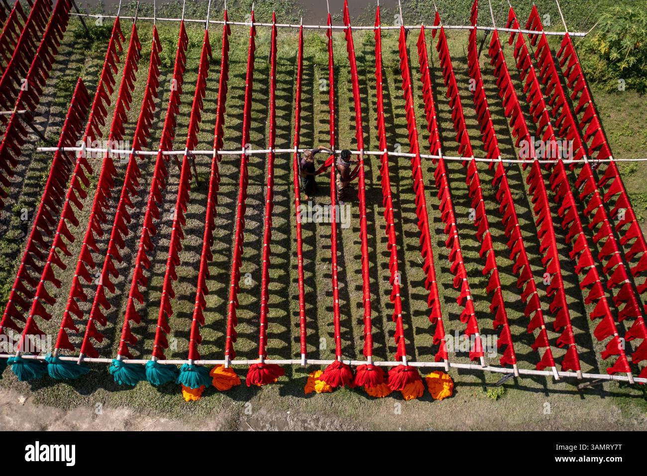 Dhaka, Bangladesh - 18 maggio 2021: Veduta aerea dei lavoratori che appendono tessuti colorati per magliette da asciugare a Narayanganj, Dhaka, Bangladesh. Foto Stock