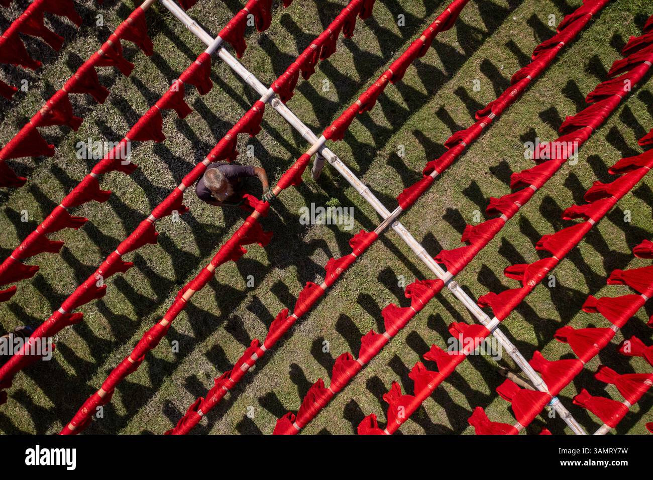 Dhaka, Bangladesh - 18 maggio 2021: Veduta aerea dei lavoratori che appendono tessuti colorati per magliette da asciugare a Narayanganj, Dhaka, Bangladesh. Foto Stock