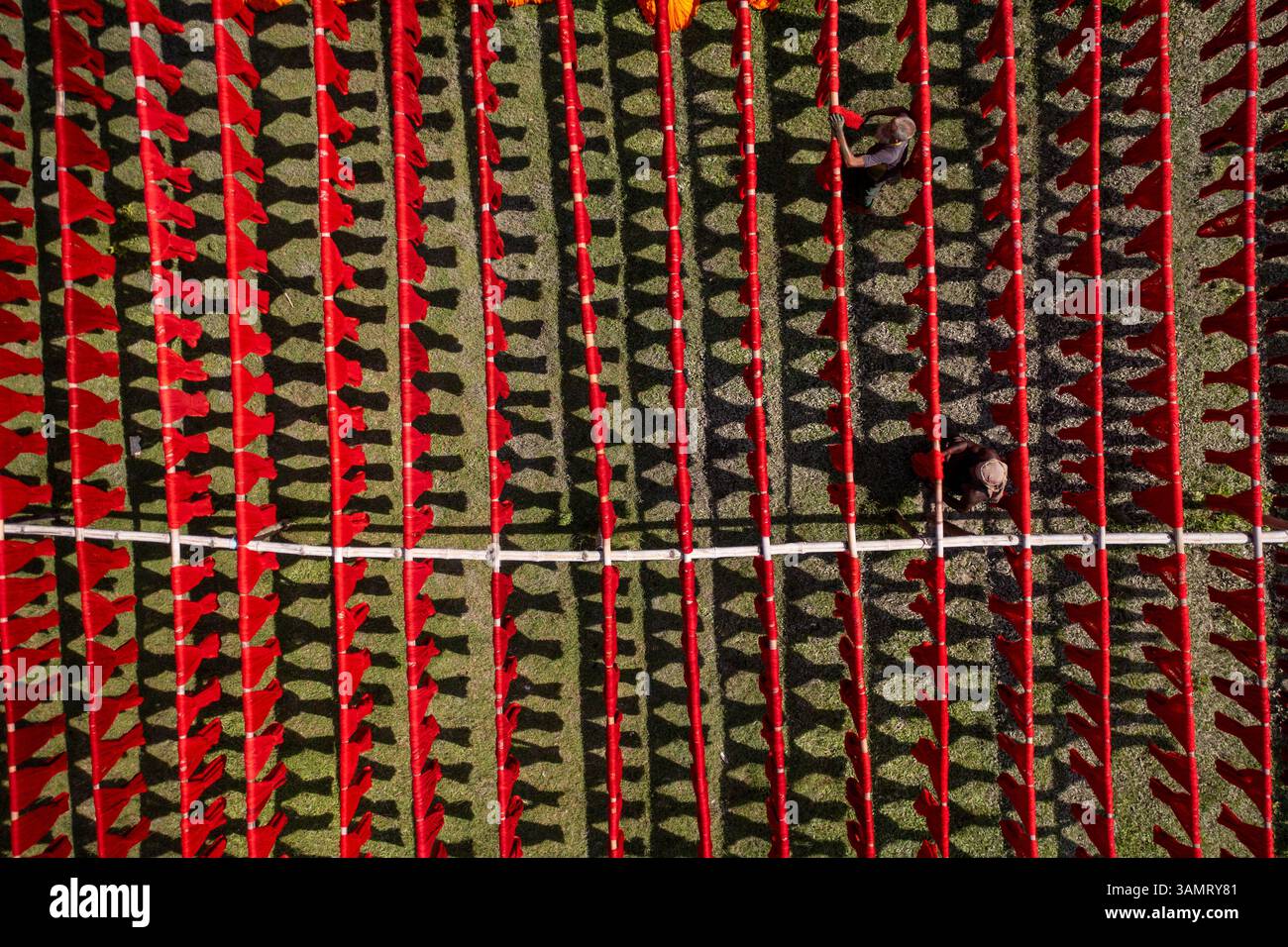 Dhaka, Bangladesh - 18 maggio 2021: Veduta aerea dei lavoratori che appendono tessuti colorati per magliette da asciugare a Narayanganj, Dhaka, Bangladesh. Foto Stock