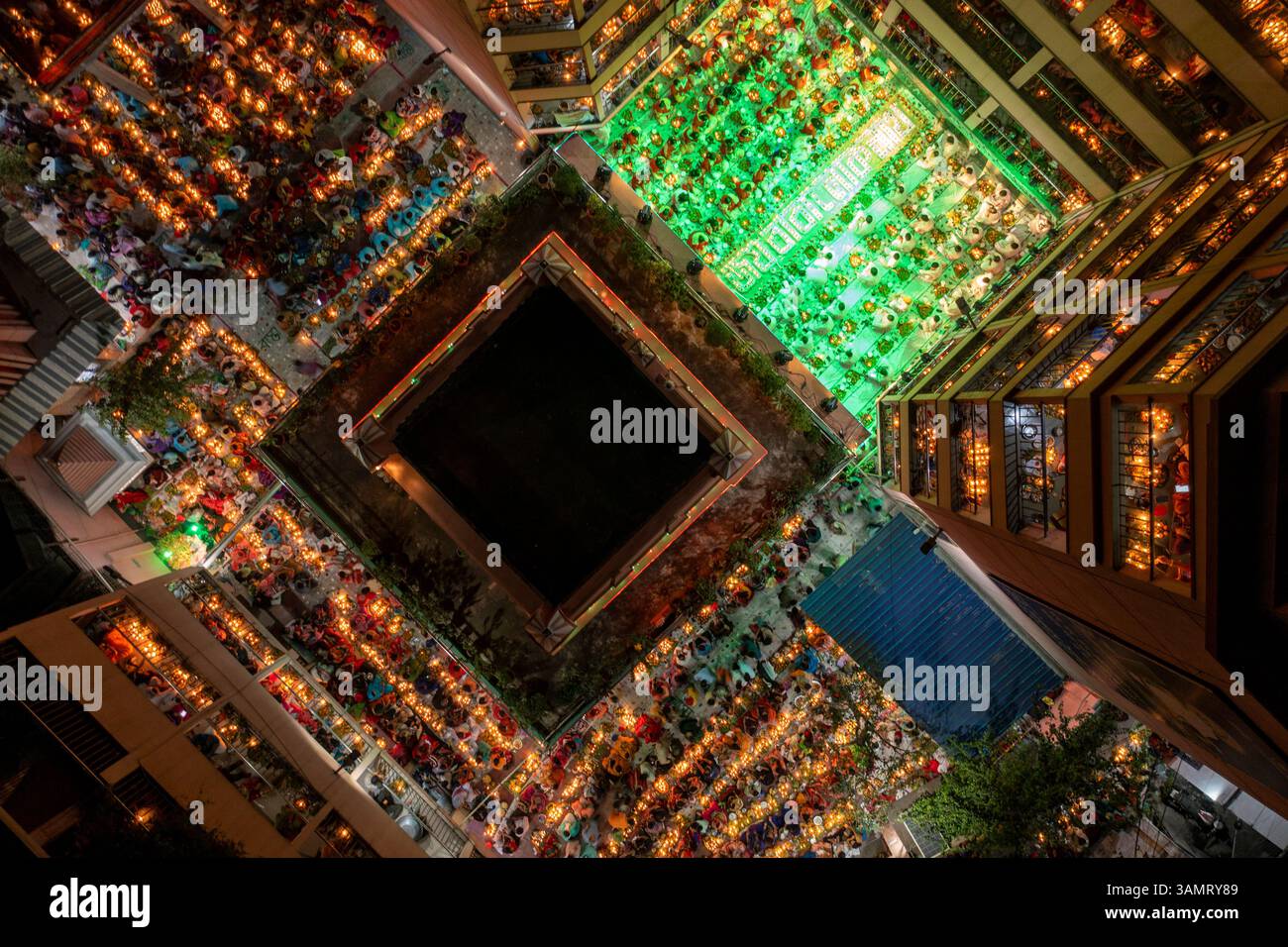 Veduta aerea della gente al festival Rakher Upobash e al tempio Shri Shri Lokenath Brahmachari Ashram. Foto Stock Veduta aerea della gente al festival Rakher Upobash e al tempio Shri Shri Lokenath Brahmachari Ashram. Foto Stock