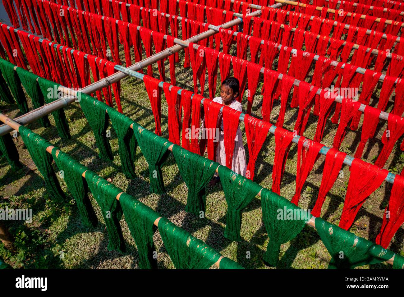 Dhaka, Bangladesh - 18 maggio 2021: Veduta aerea dei lavoratori che appendono tessuti colorati per magliette da asciugare a Narayanganj, Dhaka, Bangladesh. Foto Stock