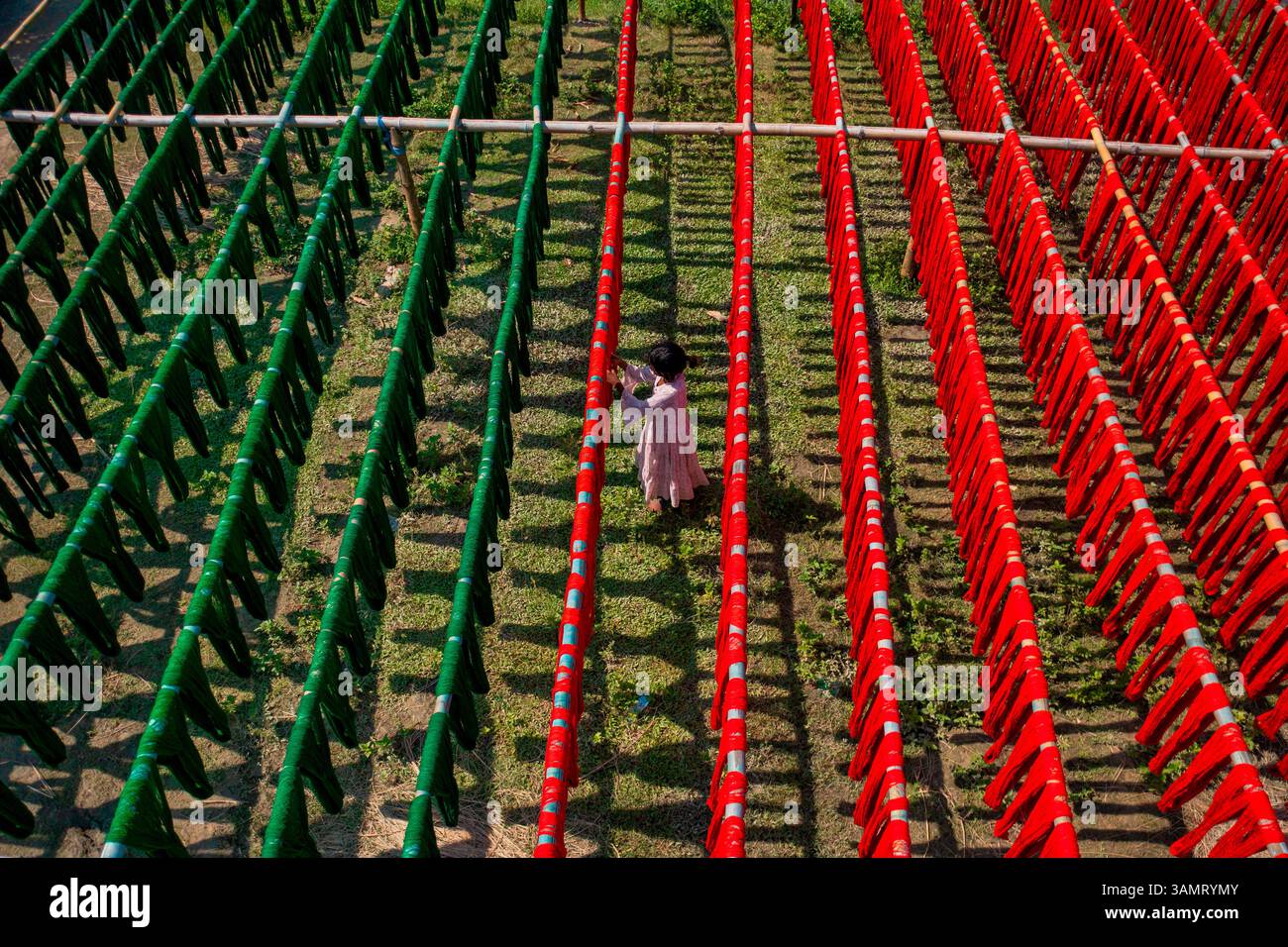 Dhaka, Bangladesh - 18 maggio 2021: Veduta aerea dei lavoratori che appendono tessuti colorati per magliette da asciugare a Narayanganj, Dhaka, Bangladesh. Foto Stock
