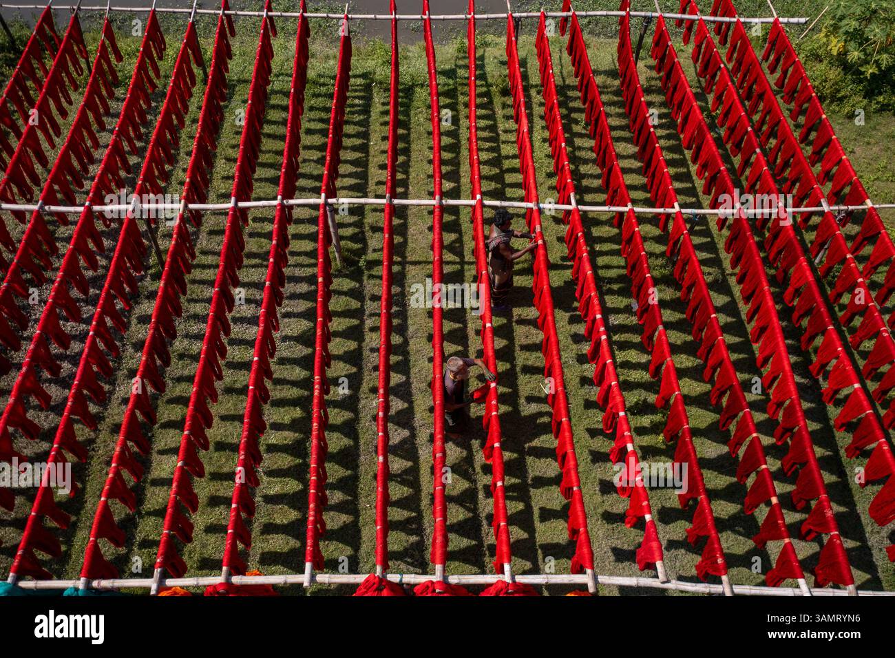 Dhaka, Bangladesh - 18 maggio 2021: Veduta aerea dei lavoratori che appendono tessuti colorati per magliette da asciugare a Narayanganj, Dhaka, Bangladesh. Foto Stock