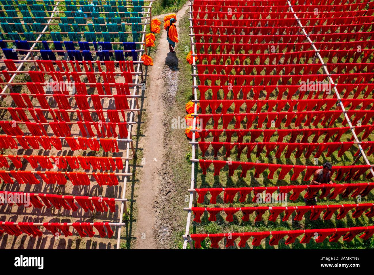 Dhaka, Bangladesh - 18 maggio 2021: Veduta aerea dei lavoratori che appendono tessuti colorati per magliette da asciugare a Narayanganj, Dhaka, Bangladesh. Foto Stock