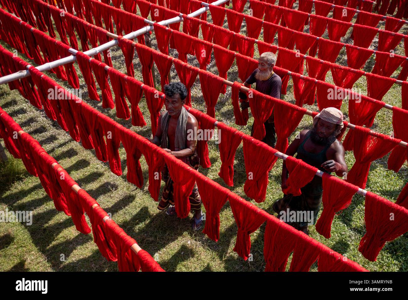 Dhaka, Bangladesh - 18 maggio 2021: Veduta aerea dei lavoratori che appendono tessuti colorati per magliette da asciugare a Narayanganj, Dhaka, Bangladesh. Foto Stock