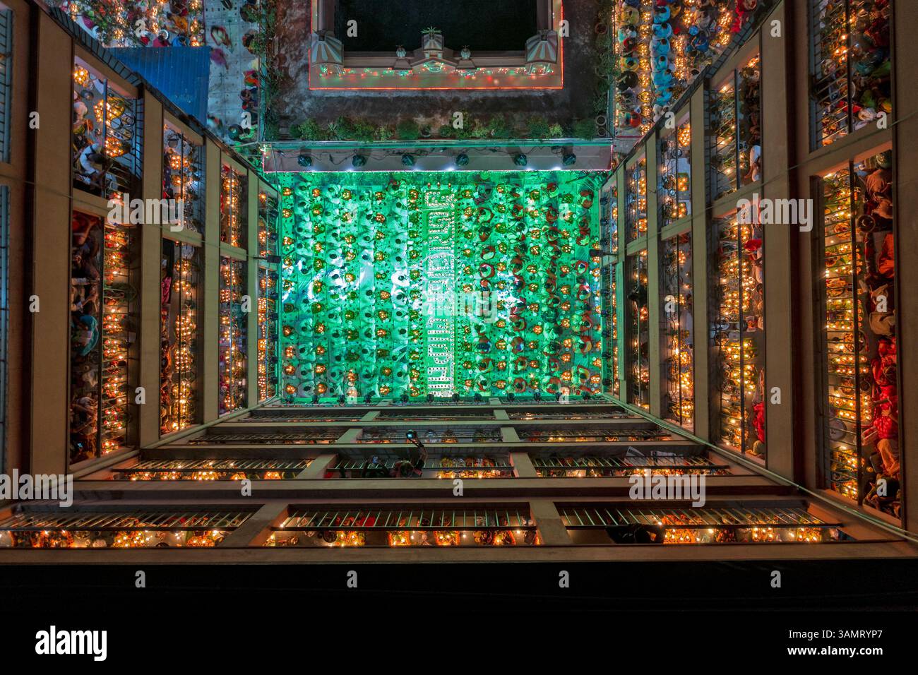 Veduta aerea della gente al festival Rakher Upobash e al tempio Shri Shri Lokenath Brahmachari Ashram. Foto Stock Veduta aerea della gente al festival Rakher Upobash e al tempio Shri Shri Lokenath Brahmachari Ashram. Foto Stock