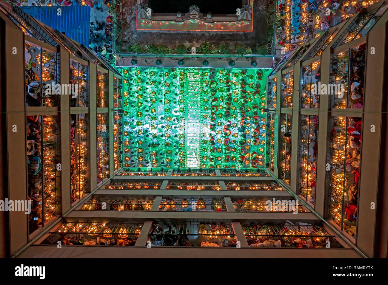 Veduta aerea della gente al festival Rakher Upobash e al tempio Shri Shri Lokenath Brahmachari Ashram. Foto Stock Veduta aerea della gente al festival Rakher Upobash e al tempio Shri Shri Lokenath Brahmachari Ashram. Foto Stock