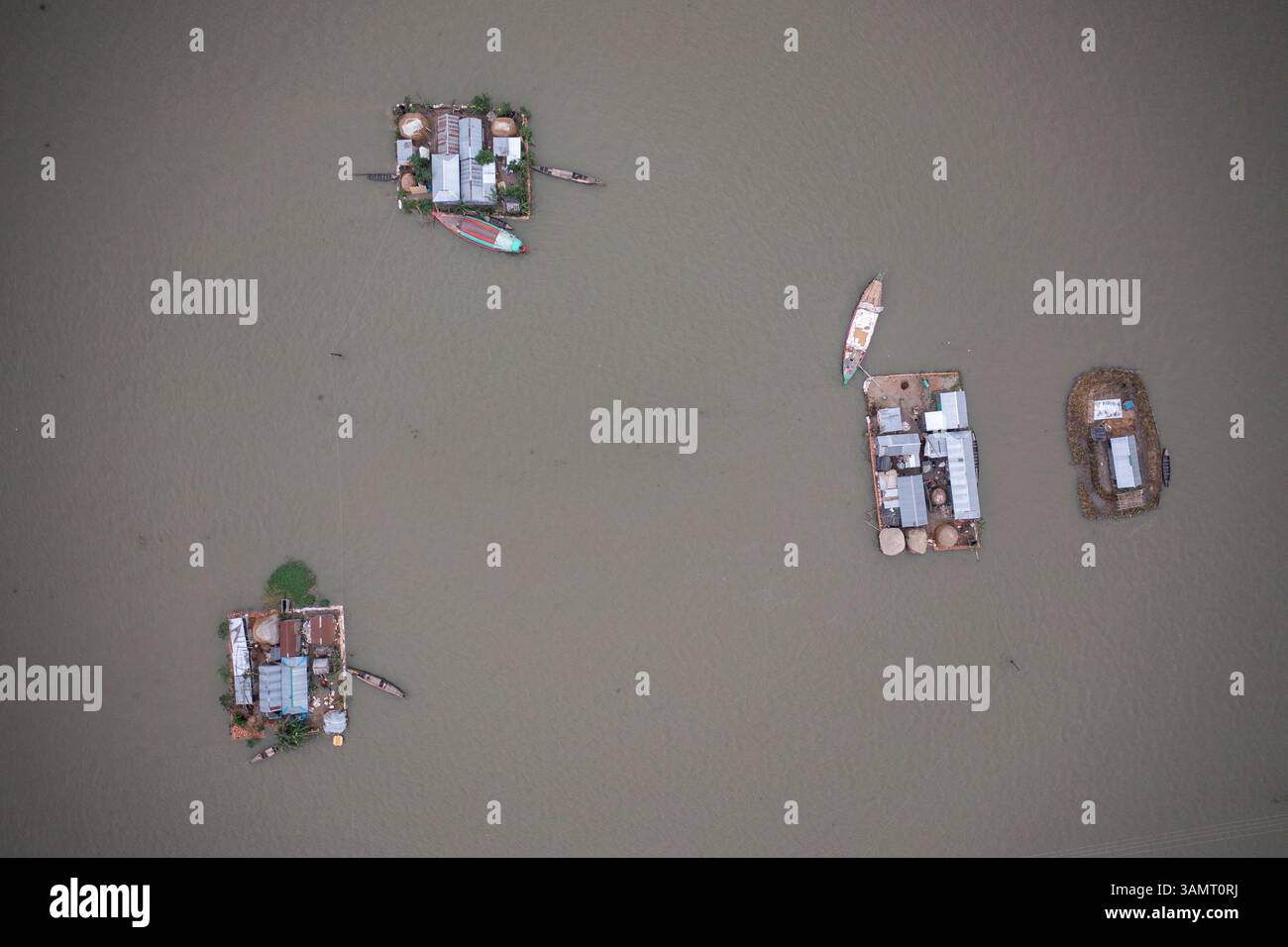 Vista aerea delle piattaforme galleggianti per la pesca ad Astagram, Kishoreganj, Bangladesh. Foto Stock