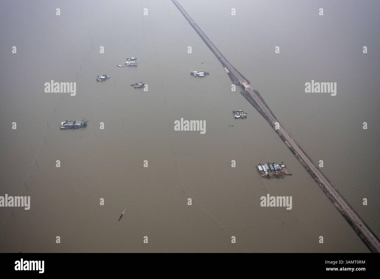 Vista aerea delle piattaforme galleggianti per la pesca ad Astagram, Kishoreganj, Bangladesh. Foto Stock