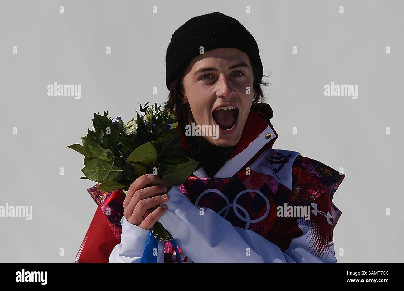 8 febbraio 2014 - Sochi, Sochi, Russia - Mark McMorris celebra la sua medaglia di bronzo al Rosa Khutor Extreme Park, Russia, nello Slopestyle Snowboard maschile, sabato 8 febbraio 2014. Didier Debusschere/Journal de Quebec/Agence QMI OLY2014 (immagine di credito: © Didier Debusschere/QMI Agency/ZUMAPRESS.com) Foto Stock