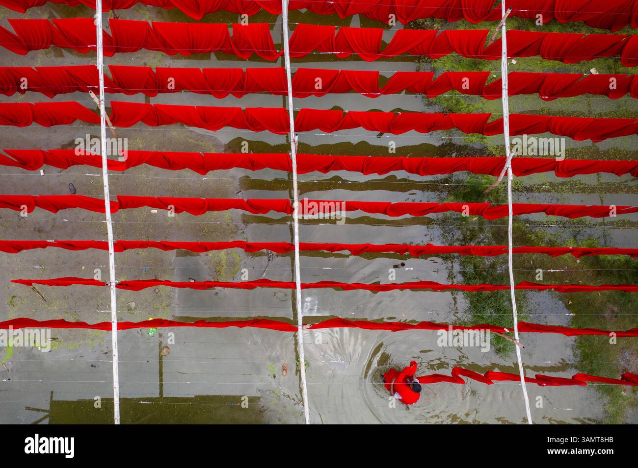 Dhaka, Bangladesh - 18 maggio 2021: Veduta aerea dei lavoratori che appendono tessuti colorati per magliette da asciugare a Narayanganj, Dhaka, Bangladesh. Foto Stock