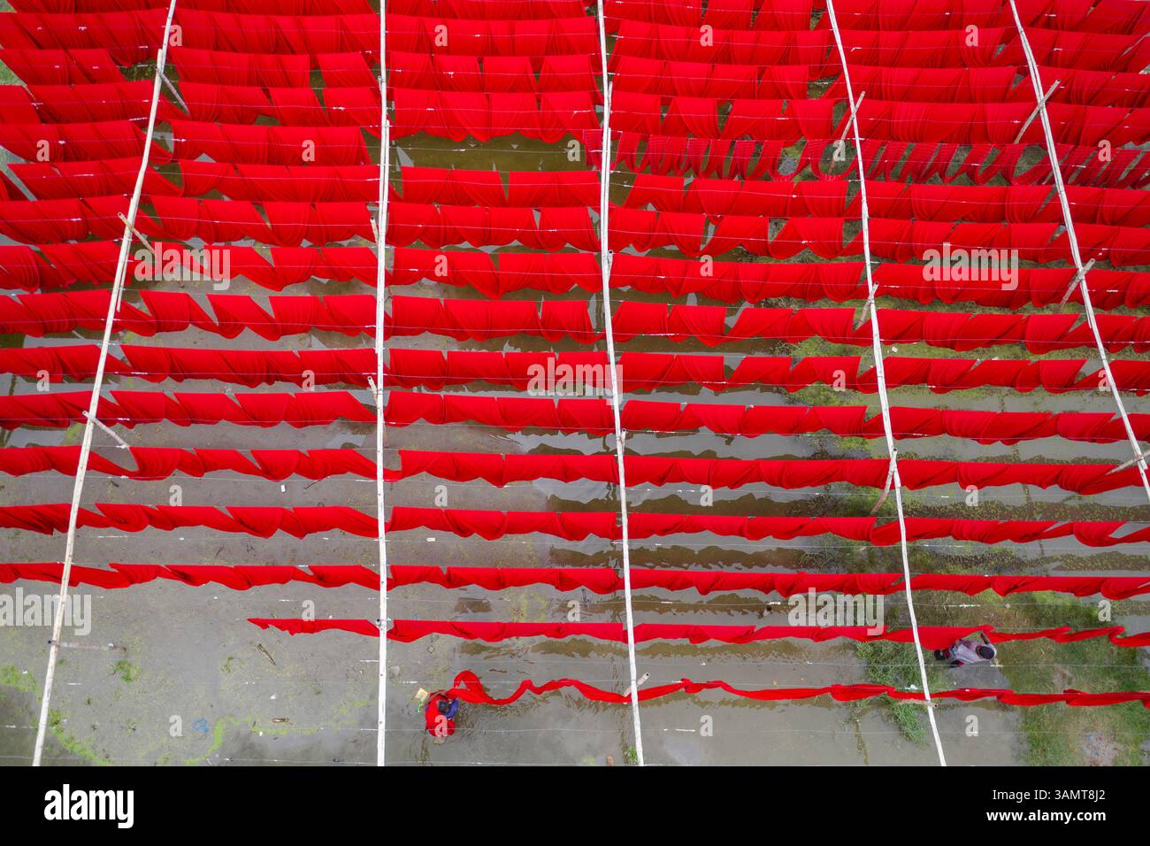 Dhaka, Bangladesh - 18 maggio 2021: Veduta aerea dei lavoratori che appendono tessuti colorati per magliette da asciugare a Narayanganj, Dhaka, Bangladesh. Foto Stock