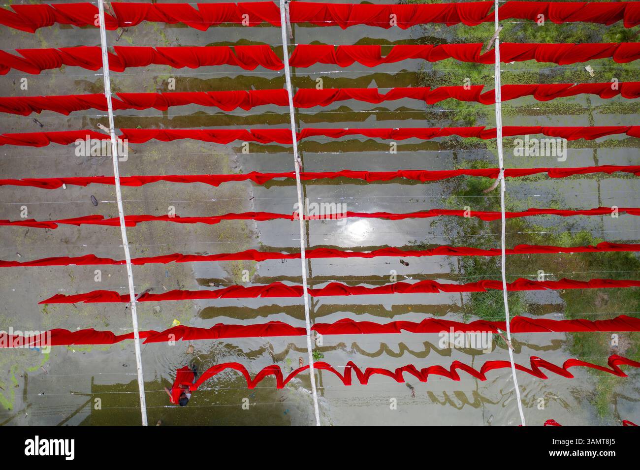 Dhaka, Bangladesh - 18 maggio 2021: Veduta aerea dei lavoratori che appendono tessuti colorati per magliette da asciugare a Narayanganj, Dhaka, Bangladesh. Foto Stock